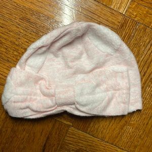 Gap baby infant hat, pink, and white with the bow on front